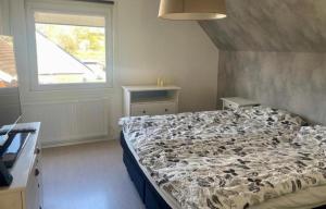 a bedroom with a bed and a window at Hus, barnvänligt, nära strand in Halmstad