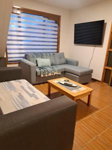a living room with a couch and a coffee table at Acogedora casa para 6 personas en algarrobo in Algarrobo