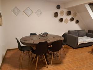 a dining room with a table and chairs and a couch at Acogedora casa para 6 personas en algarrobo in Algarrobo