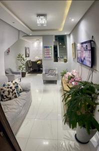 a living room with a couch and a tv at Recanto da Lú Casa - Salvador in Salvador
