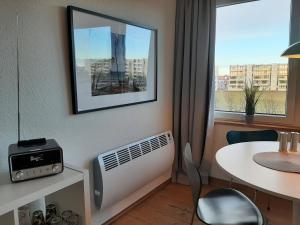 a small room with a table and a window at Möwenhorst in Fehmarn