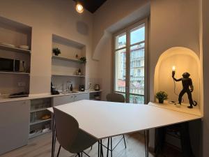 a kitchen with a table with a statue on the counter at THE DESIGNER HIDE OUT - Casa Vacanze in Turin