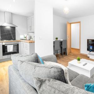 a living room with a couch and a table at Modern 2 Bed Apartment - 2 Parking Spaces - Sleeps 3 - Netflix 1BS in Amblecote
