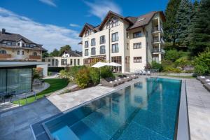 a swimming pool in front of a building at Seminarhotel Lengbachhof GmbH in Altlengbach
