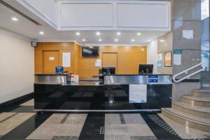 a lobby with a reception desk in a building at Flat em Perdizes, perto da PUC e Allianz Parque in São Paulo