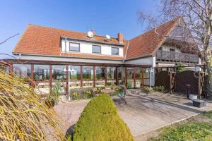 a house with a conservatory with a patio at Aparthotel Schafshorn in Schaprode