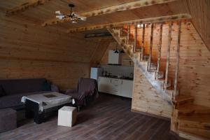 un soggiorno con scala in una baita di legno di Machakhela Hills a Machakhlispiri