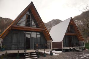 una casa con tetto spiovente e finestre di Machakhela Hills a Machakhlispiri Altre 18 foto