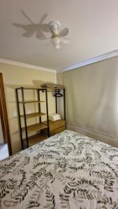 a bedroom with a bed and a ceiling fan at Apartamento inteiro in Ponta Grossa