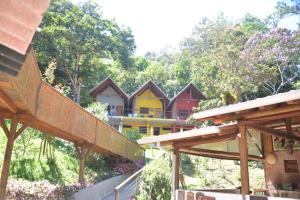a row of houses with trees in the background at Rancho Potala in Bairro Pedra Branca