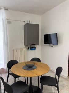a room with a table and chairs and a tv at Il vicoletto in Sulmona