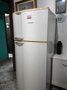 a white refrigerator next to a white freezer at Sobrado há 7 quadras da praia in Matinhos