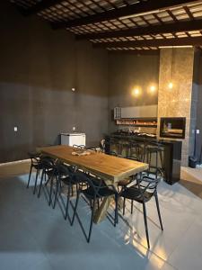 ein Tisch und Stühle in einem Raum mit Küche in der Unterkunft DeckMC in Itarema