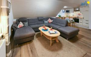 a living room with a couch and a table at Godenhus Ferienwohnung Mathis in Langeoog