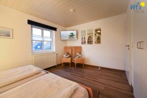 a bedroom with a bed and a window at Godenhus Ferienwohnung Mathis in Langeoog