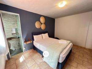 a small bedroom with a bed and a window at Canto das Praias - Florianópolis/SC in Florianópolis