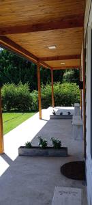 a pavilion with a bench under a wooden roof at Le Clos La Perdiz in Pigüé