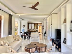 a living room with a couch and a table at Villa Samara - 10p - 5bdr - Diani Beach - Piscine in Magutu