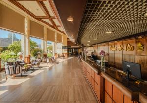 Die Lobby eines Restaurants mit Tischen und Stühlen in der Unterkunft Hotel Marina Villa del Rio in Valdivia