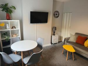 ein Wohnzimmer mit einem Tisch und einem Sofa in der Unterkunft Gemini 2 in Great Wyrley
