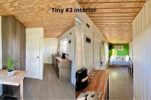 a room with a sink and a room with a bed at Tinyhouses Mirador del Lago in Puerto Varas
