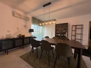 a living room with a dining room table and chairs at John Shelter in Portimão