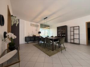 a kitchen and dining room with a table and chairs at John Shelter in Portimão