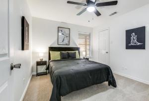 a bedroom with a bed and a ceiling fan at Maison Noir Retreat 3B 2B KING in Richardson