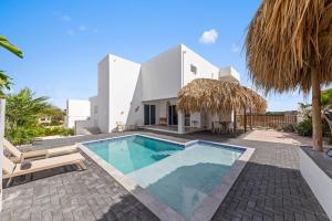 an image of a villa with a swimming pool at Cura Kaat - Ruime 4 slaapkamer villa met zwembad op gated resort in Jan Thiel