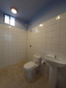 a bathroom with a toilet and a sink at Loft 204 - H54 WAIWA HOST in Bucaramanga