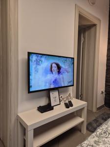 a flat screen tv sitting on top of a white table at Studio Apartman 47B in Valjevo