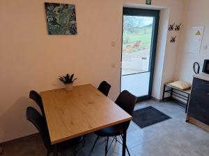ein Esszimmer mit einem Holztisch und Stühlen in der Unterkunft Studio Keppelborn in Sankt Vith + 22 Fotos
