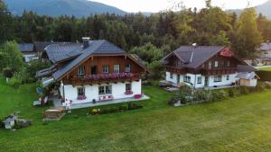 an aerial view of a house in a field at Haus Heimatblick in Abersee