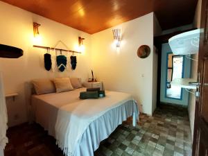 a bedroom with a bed in a room at Pousada Casa de Naue - Ilha de Boipeba in Ilha de Boipeba
