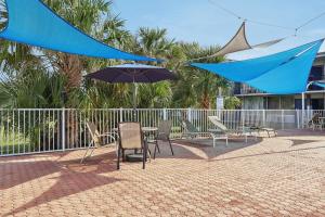 a patio with a table and chairs and an umbrella at Stayable Davenport in Davenport