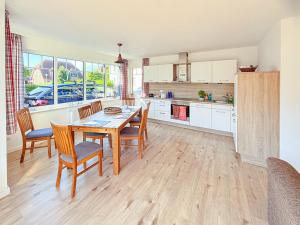 a kitchen and dining room with a table and chairs at Ferienhaus Kranichnest in Breege