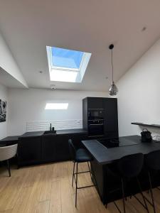 a kitchen with a table and chairs and a window at Maison de Vacances Mon Cocon Bordelais in Villenave-dʼOrnon