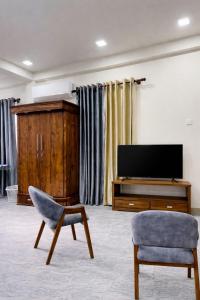a living room with a chair and a television at Horizon in Katunayaka