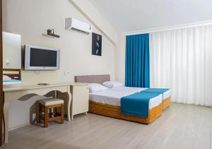 TV a/nebo společenská místnost v ubytování Valeri Beach Hotel - All Inclusive