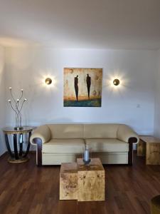 a living room with a couch and a table at Exklusive Ferienwohnung Bad Salzschlirf - direkt am Waldrand - großer Garten kompett umzäunt - Hunde willkommen - 2 private Stellplätze in Bad Salzschlirf
