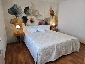 a bedroom with a bed with a flower mural on the wall at Exklusive Ferienwohnung Bad Salzschlirf - direkt am Waldrand - großer Garten kompett umzäunt - Hunde willkommen - 2 private Stellplätze in Bad Salzschlirf