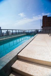 a swimming pool on the top of a building at Flat exclusivo Studio Cuiabá 908 in Cuiabá +3 photos