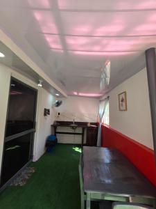 a room with a table and a bench in a room at HOUSEWAVe in Parrita