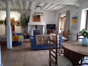 a living room with a blue couch and a table at Canto del DORMILERO in San Cristóbal de la Vega
