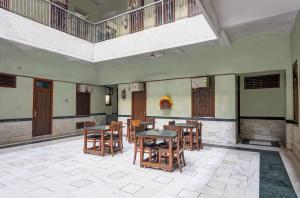a dining room with wooden tables and chairs at Hotel New Royal Just Near Old Delhi Railway Station And Red Fort in New Delhi