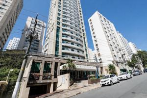 a white car parked in front of a tall building at Flat em Perdizes, perto da PUC e Allianz Parque in São Paulo