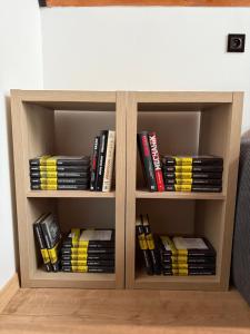 a book shelf filled with books next to a couch at Chalet Tri pramene in Moravské Lieskové