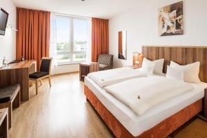 Postel nebo postele na pokoji v ubytování Hotel Meridian ***superior + 20 fotografií