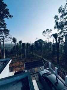 ein Haus mit Blick auf einen Wald in der Unterkunft Stay loop in Cherambādi