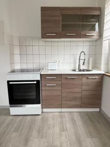 a kitchen with a white stove and a sink at 3-Zimmer Ferienunterkunft in Bad Salzuflen